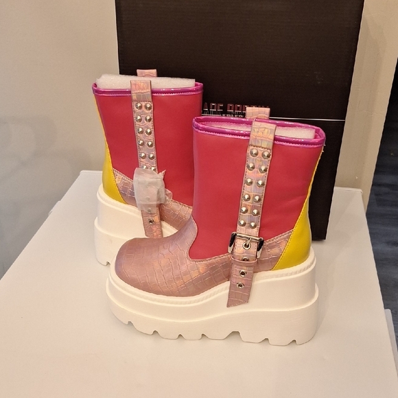 Cape Robbin Iridescent Rose Platform Chelsea Boots - Picture 2 of 5